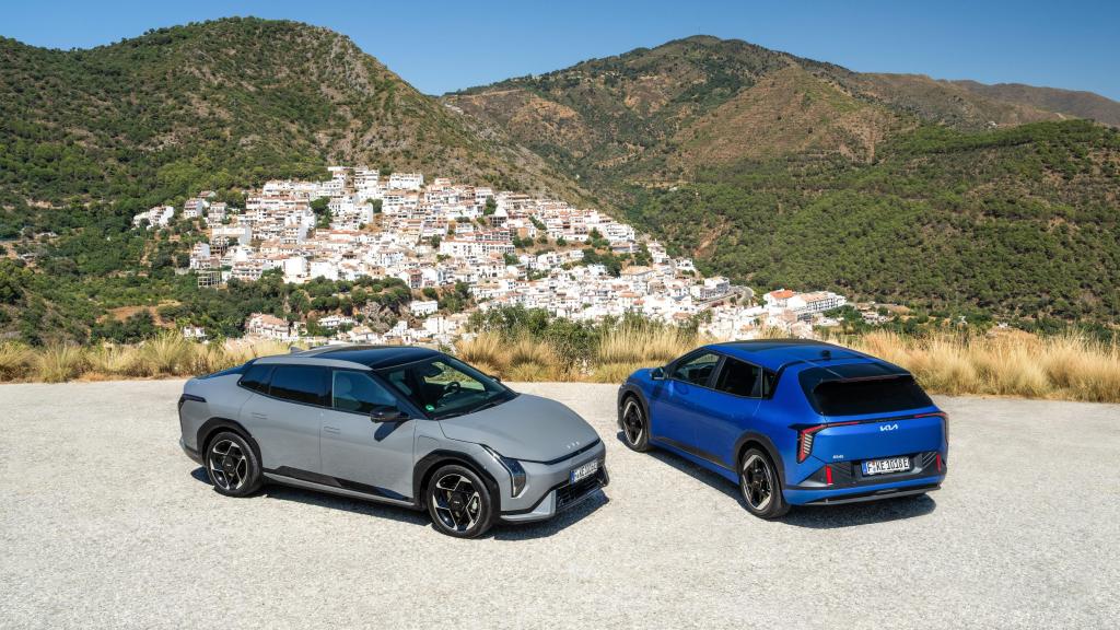 El Kia EV4 en su carrocería fastback (izquierda) y hatchback (derecha)