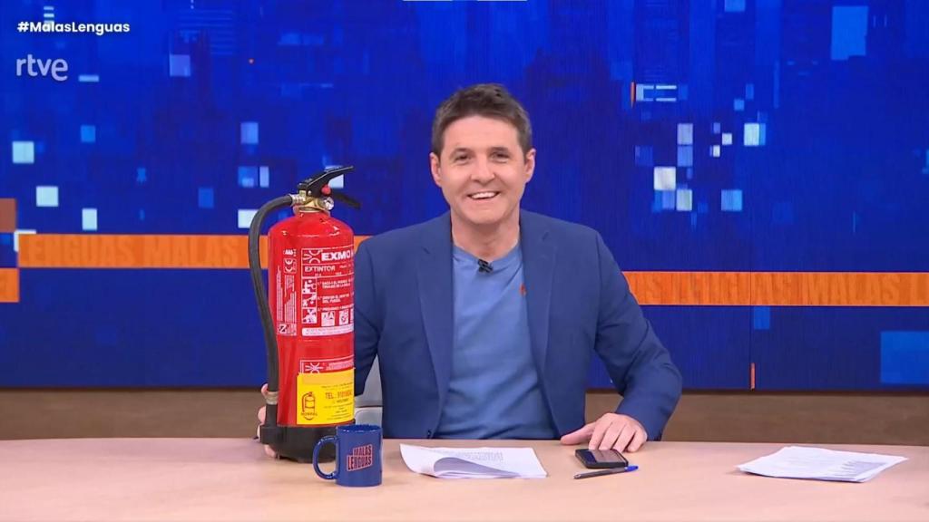 Jesús Cintora bromeando con un extintor en `Malas Lenguas´.