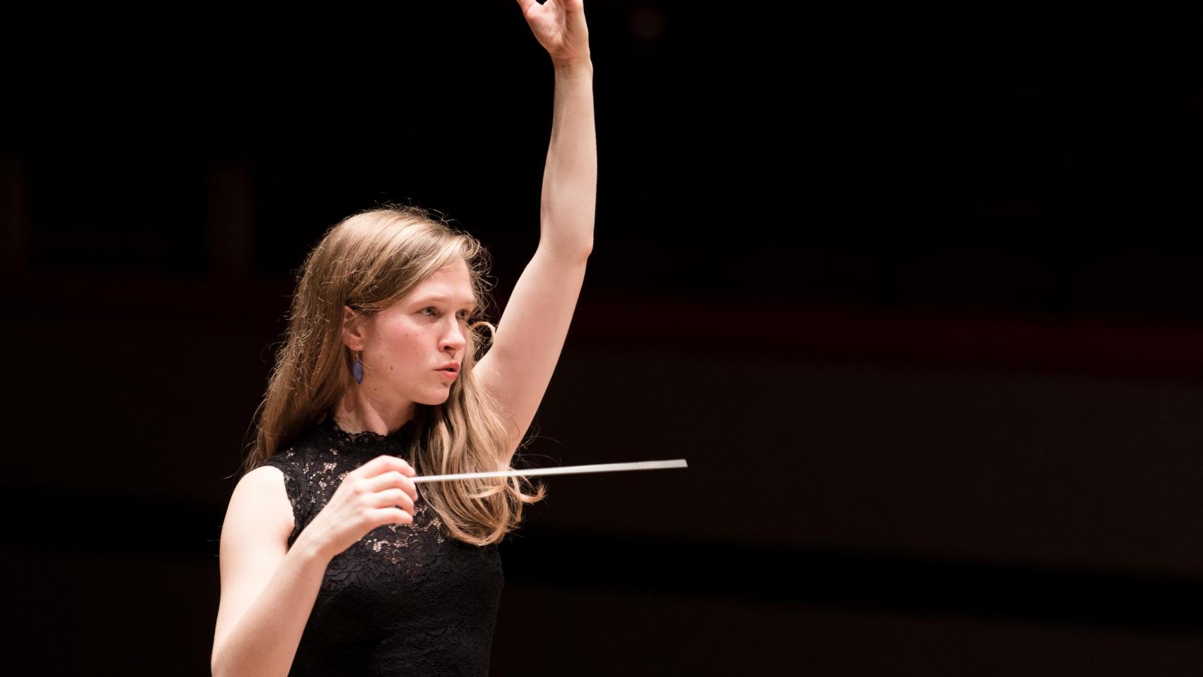 La directora de orquesta lituana Grazinyte-Tyla. Foto: Ben Ealovega