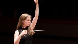 La directora de orquesta lituana Grazinyte-Tyla. Foto: Ben Ealovega