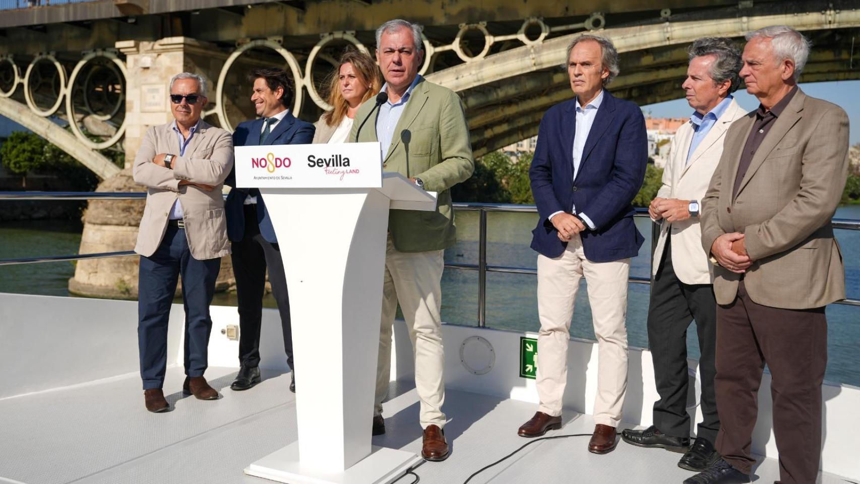 José Luis Sanz, junto a representantes del sector turístico de Sevilla.