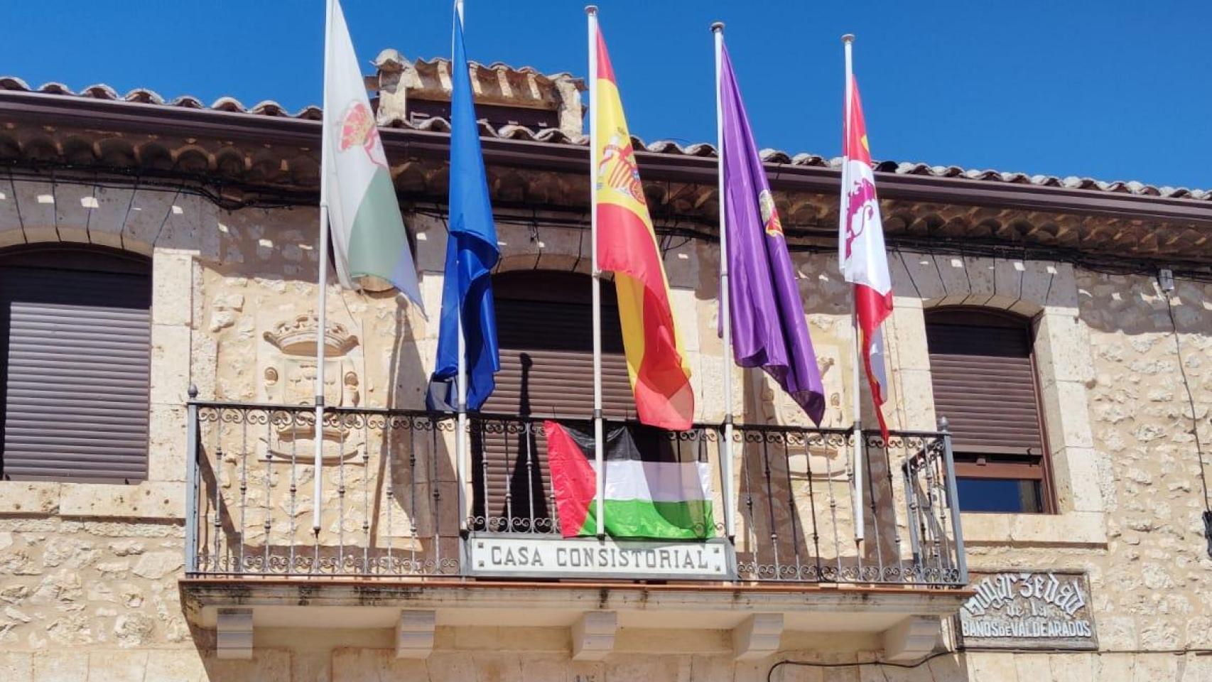La bandera de Palestina en el Ayuntamiento del municipio burgalés de Baños de Valdearados