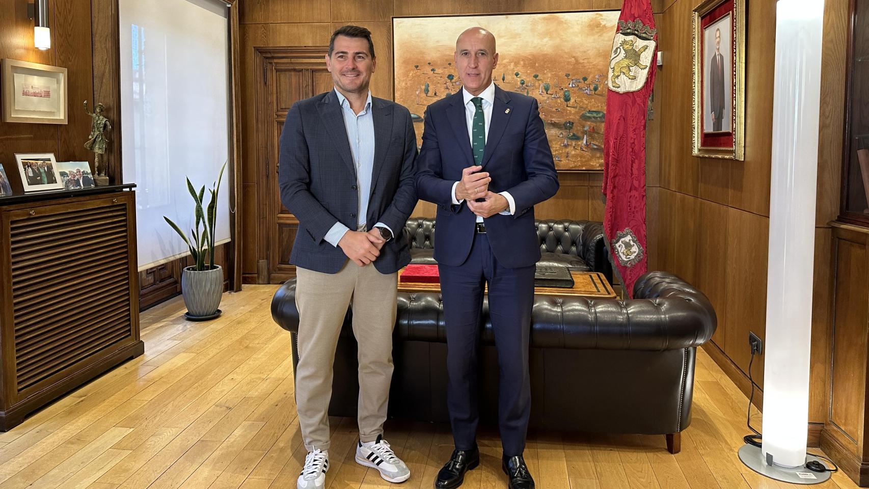 El exportero Iker Casillas y el alcalde de León, José Antonio Diez, durante la recepción en el Ayuntamiento de la capital leonesa, este viernes