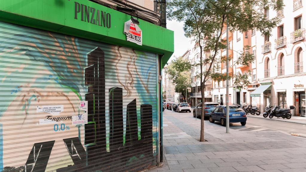 El local de Pinzano, con el cartel de traspaso, ubicado en la calle Ponzano.