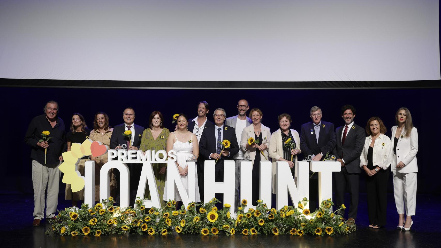 Fotografía de familia de los premiados