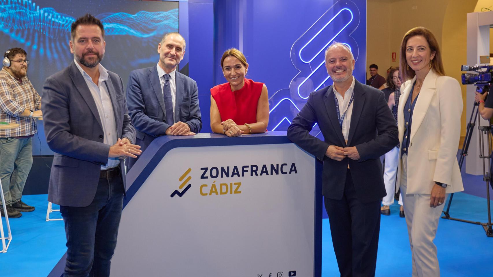 El delegado de la Zona Franca de Cádiz, Francisco González y Javier Arnau, CEO de Navalia, con varios asistentes al evento.