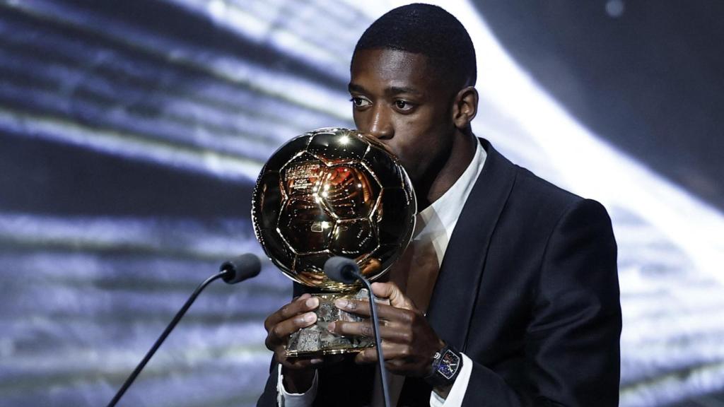 Dembélé besa el trofeo del Balón de Oro.
