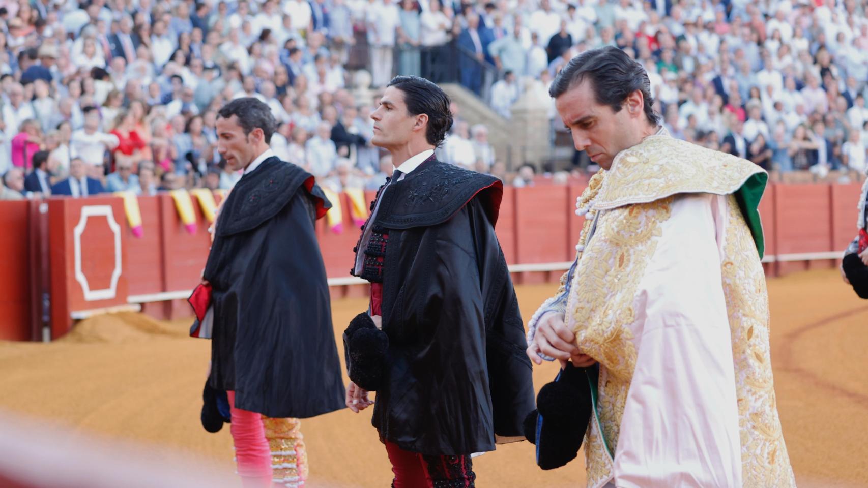 David de Miranda, Juan Ortega y Pablo Aguado al culminar el paseíllo en la Maestranza.