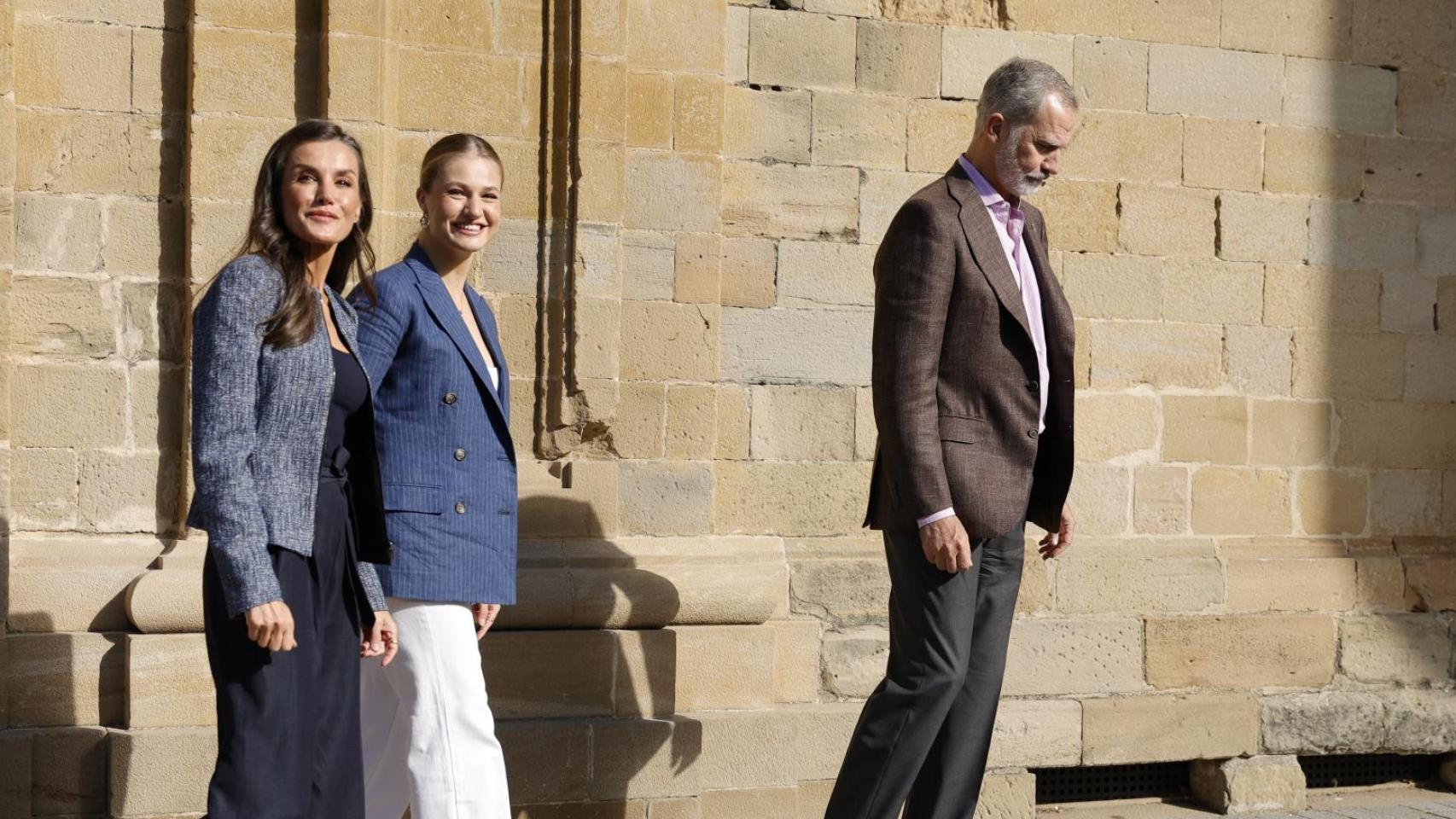 Felipe VI y Letizia, junto a la princesa Leonor, a las puertas del castillo.