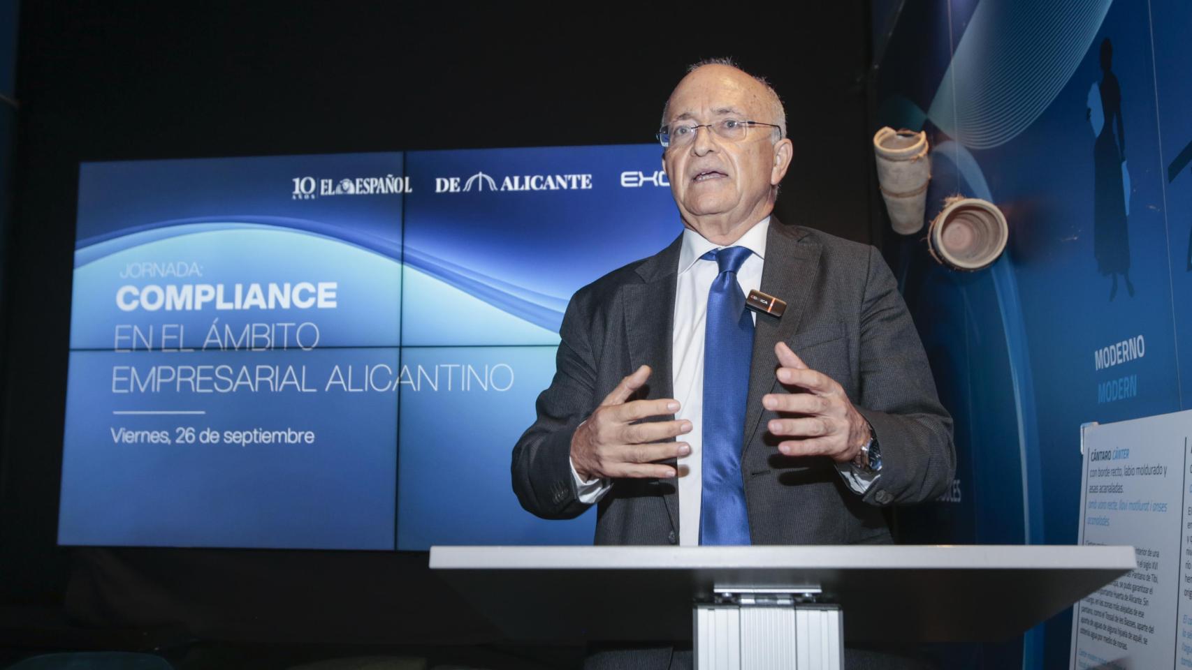 El magistrado del Tribunal Supremo, Vicente Magro, durante su conferencia acerca del compliance en Alicante.