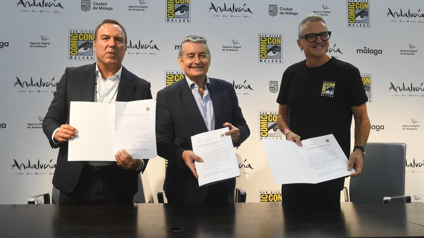 La firma del convenio en la Comic-Con.