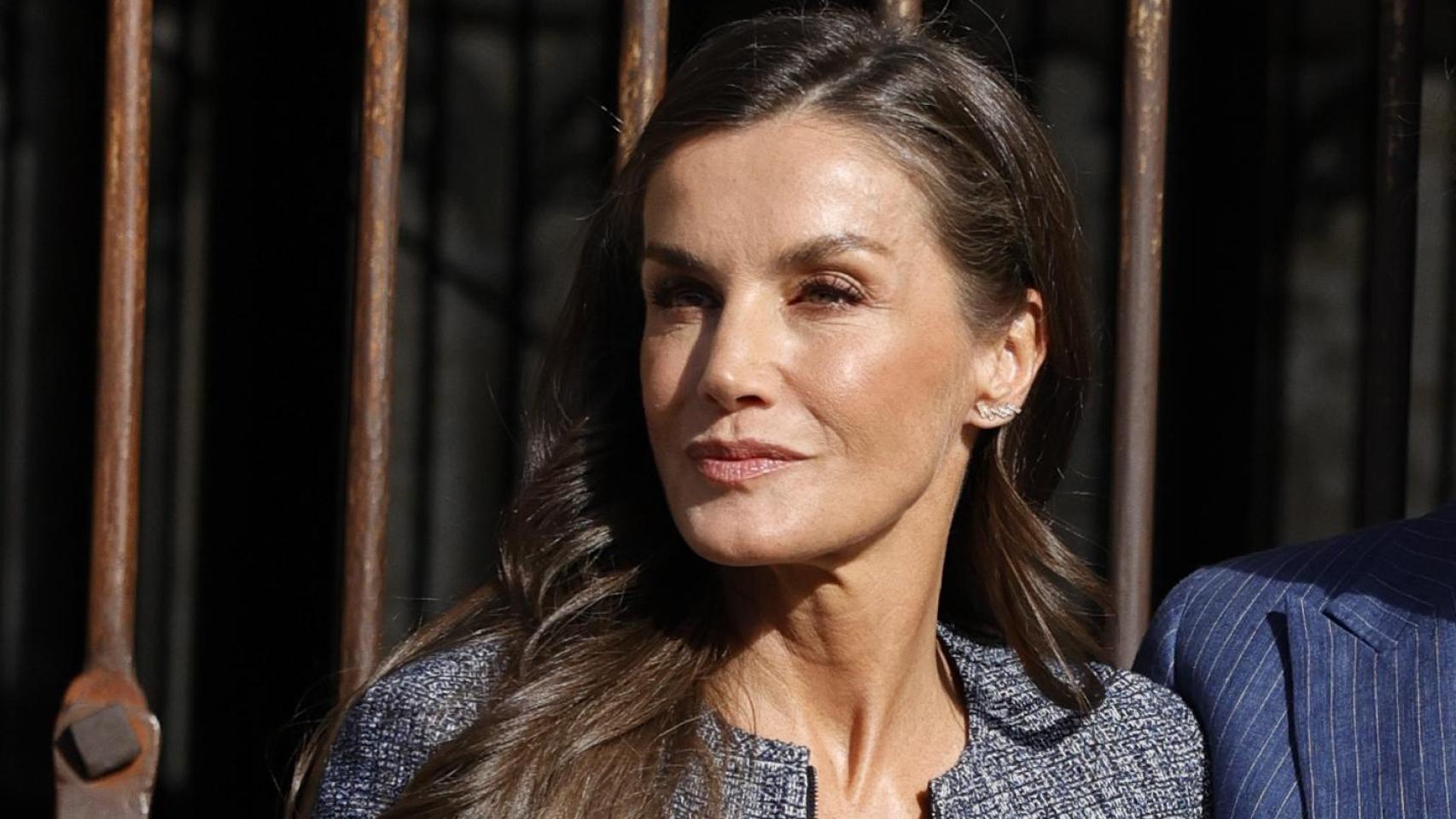 La reina Letizia, con pendientes de Gold & Roses y chaqueta de Hugo Boss, este sábado en Olite, Navarra.