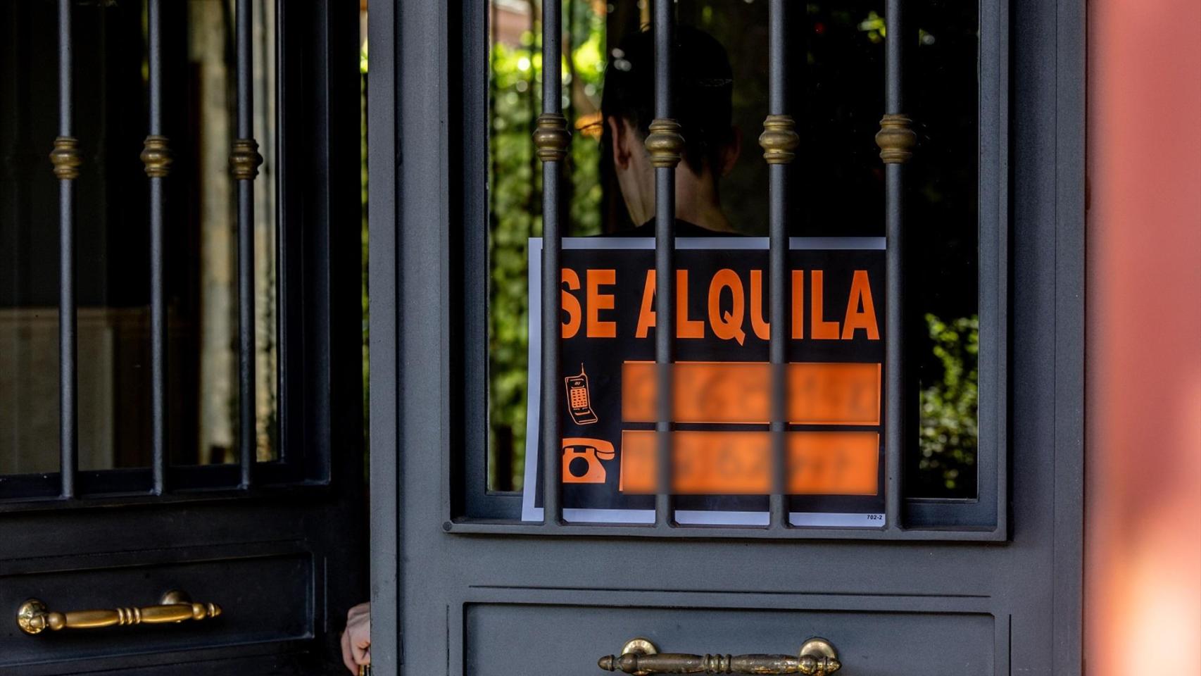 Anuncio de alquiler de un piso.