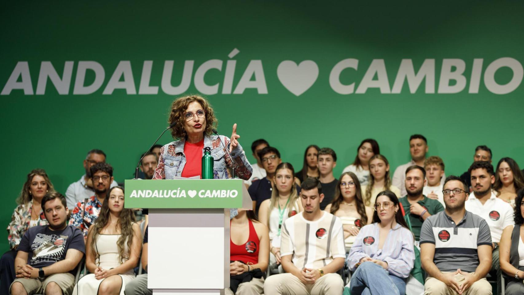 La secretaria general del PSOE-A, María Jesús Montero, participa en un acto público junto al secretario general del PSOE de Granada.