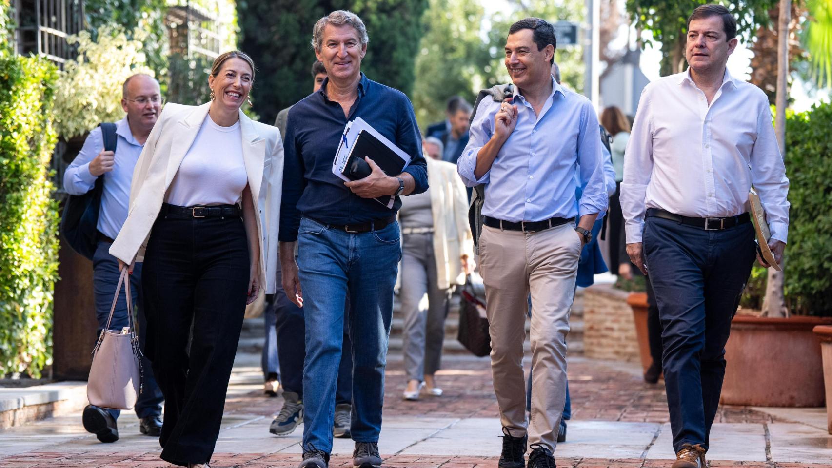 Núñez Feijóo, este sábado, a su llegada al Palacete de la Seda en la pedanía murciana de Santa Cruz.