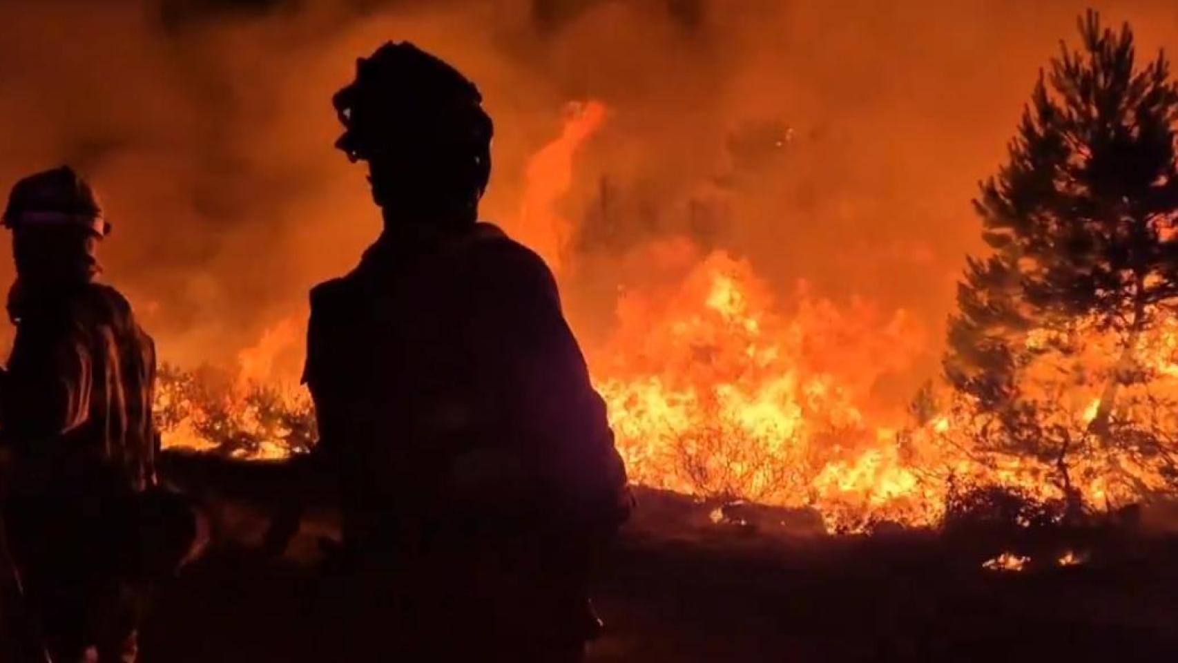 Dos efectivos de la UME, la pasada noche en el incendio del Pico del Lobo.
