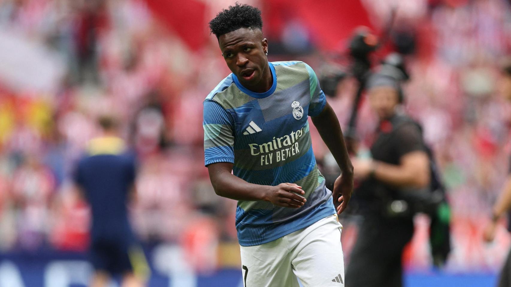 Vinicius, en el calentamiento del derbi.