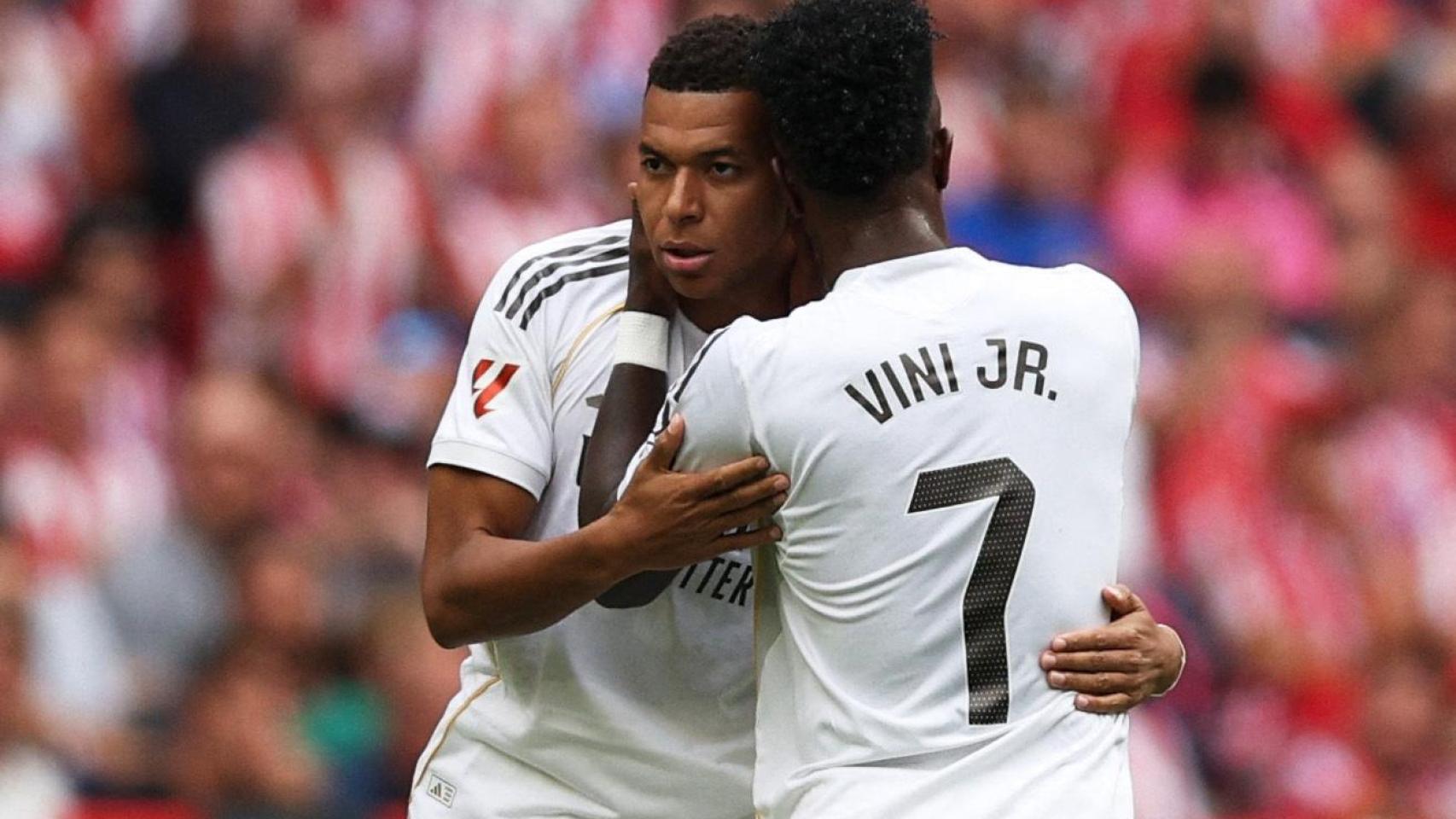 Mbappé celebra su gol con Vinicius.