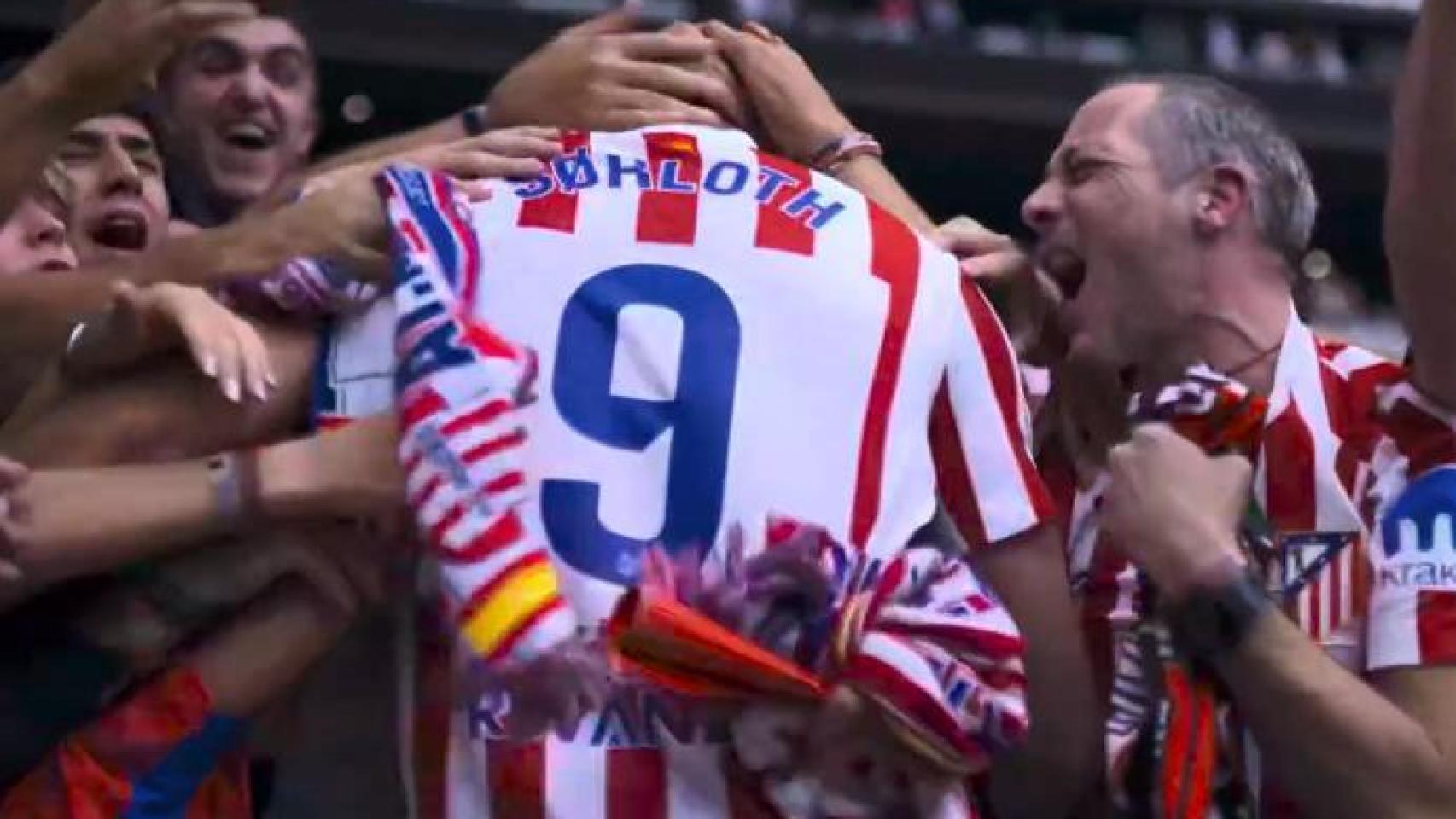 Sorloth celebra con la grada el empate ante el Real Madrid.