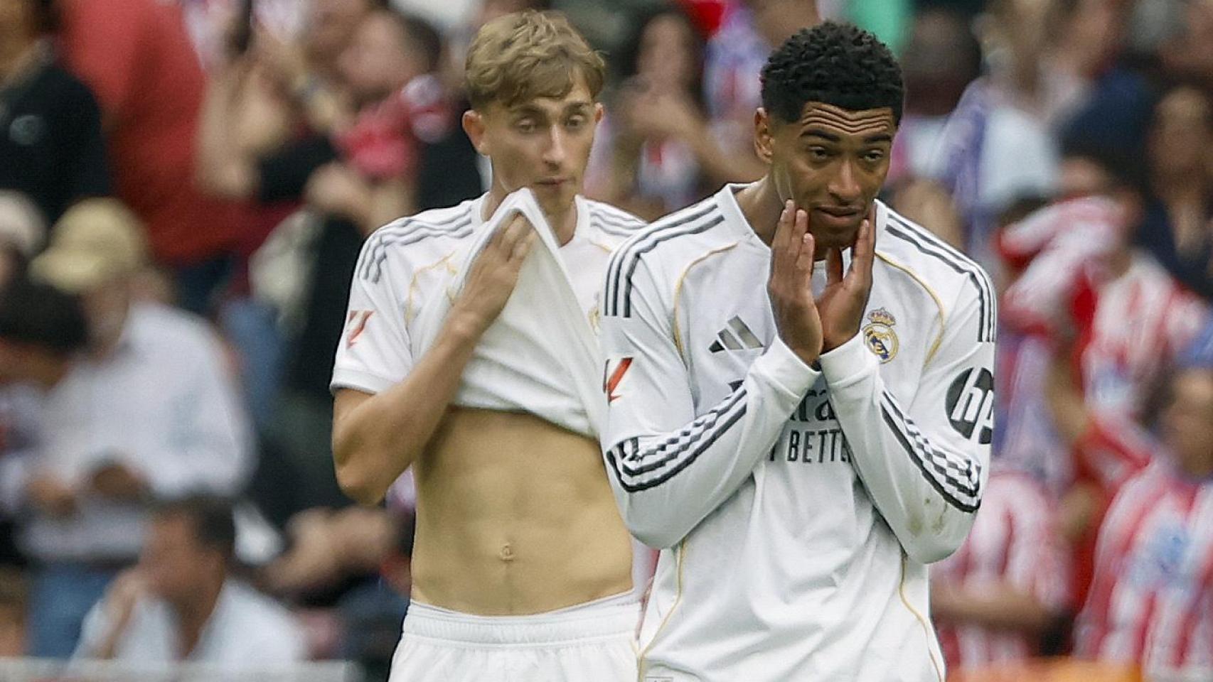 Bellingham y Huijsen se lamentan en la derrota del Real Madrid ante el Atlético.