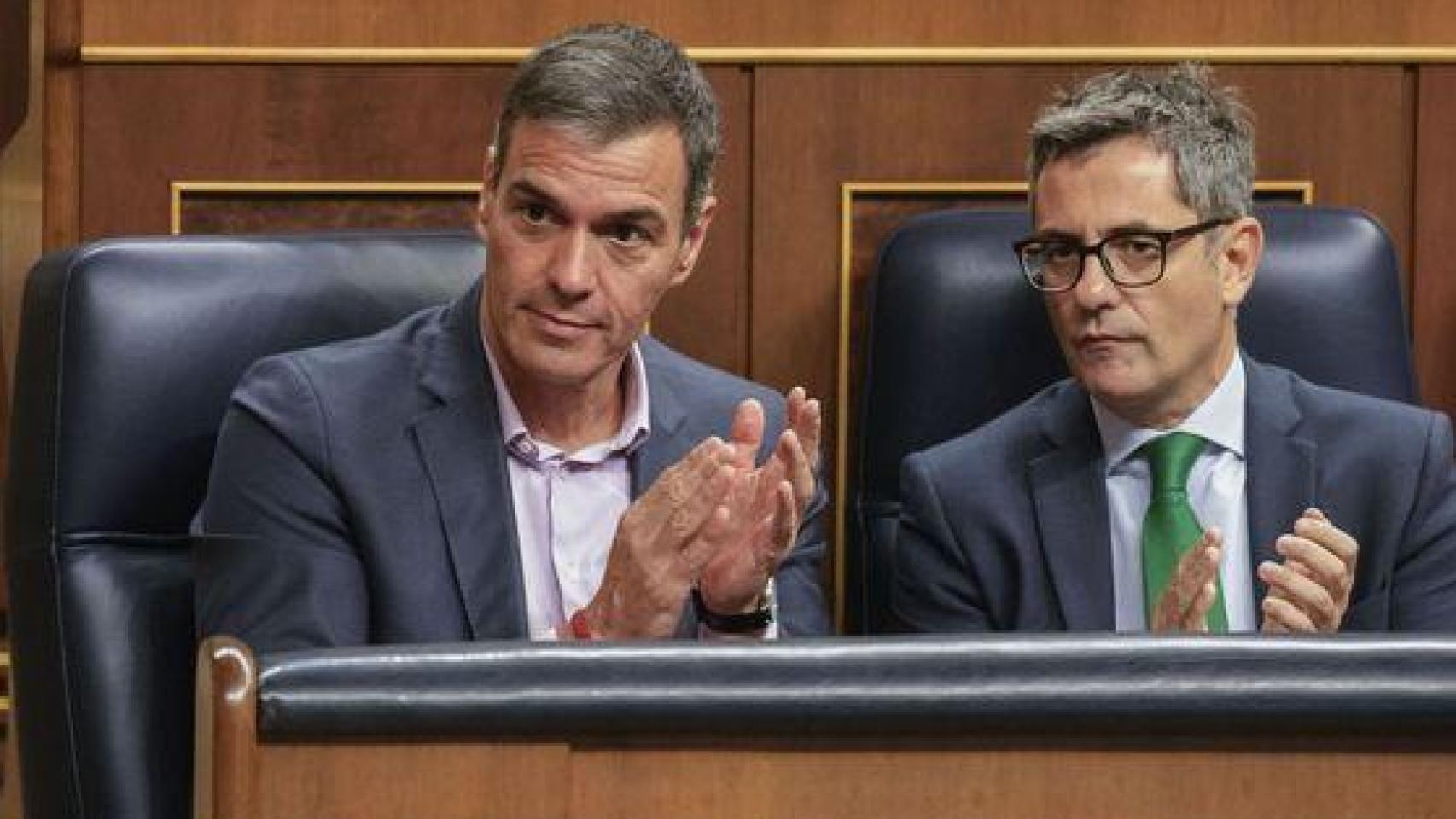 Pedro Sánchez, presidente del Gobierno, y Félix Bolaños, ministro de la Presidencia, Justicia y Relaciones con las Cortes; en el Congreso de los Diputados.
