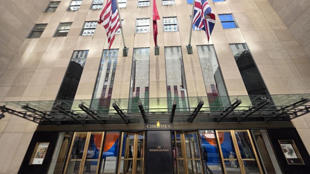 Fotografía que muestra la entrada de la casa de subastas Christie's este viernes, en Nueva York.