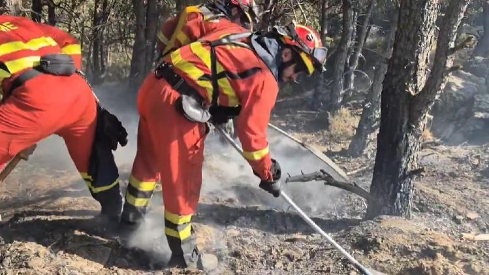 Efectivos de la UME trabajando en la zona del incendio.