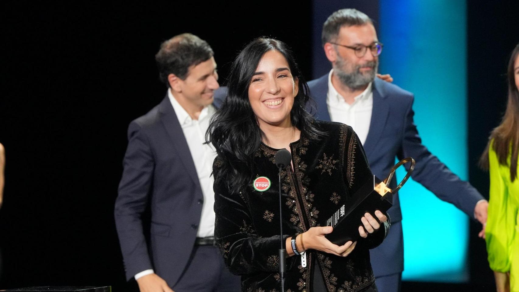 La directora Alauda Ruiz de Azúa recibe la Concha de Oro por la película 'Los domingos'. Foto: Unanue / Europa Press