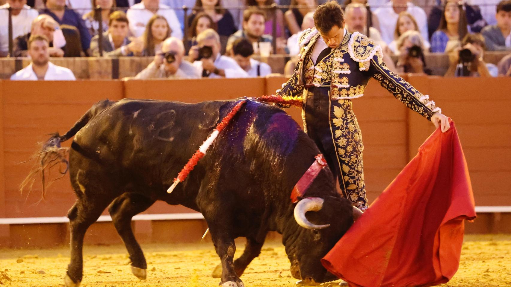 Daniel Luque torea al natural en Sevilla.