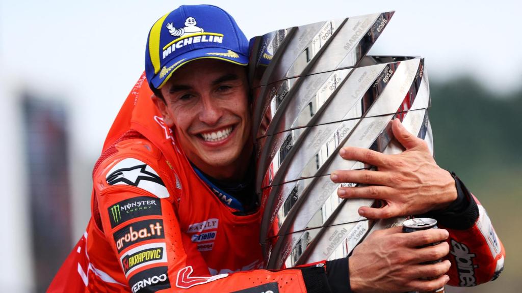 Marc Márquez abraza la Torre de los Campeones de MotoGP, en el circuito de Motegi.