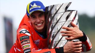 Marc Márquez abraza la Torre de los Campeones de MotoGP, en el circuito de Motegi.