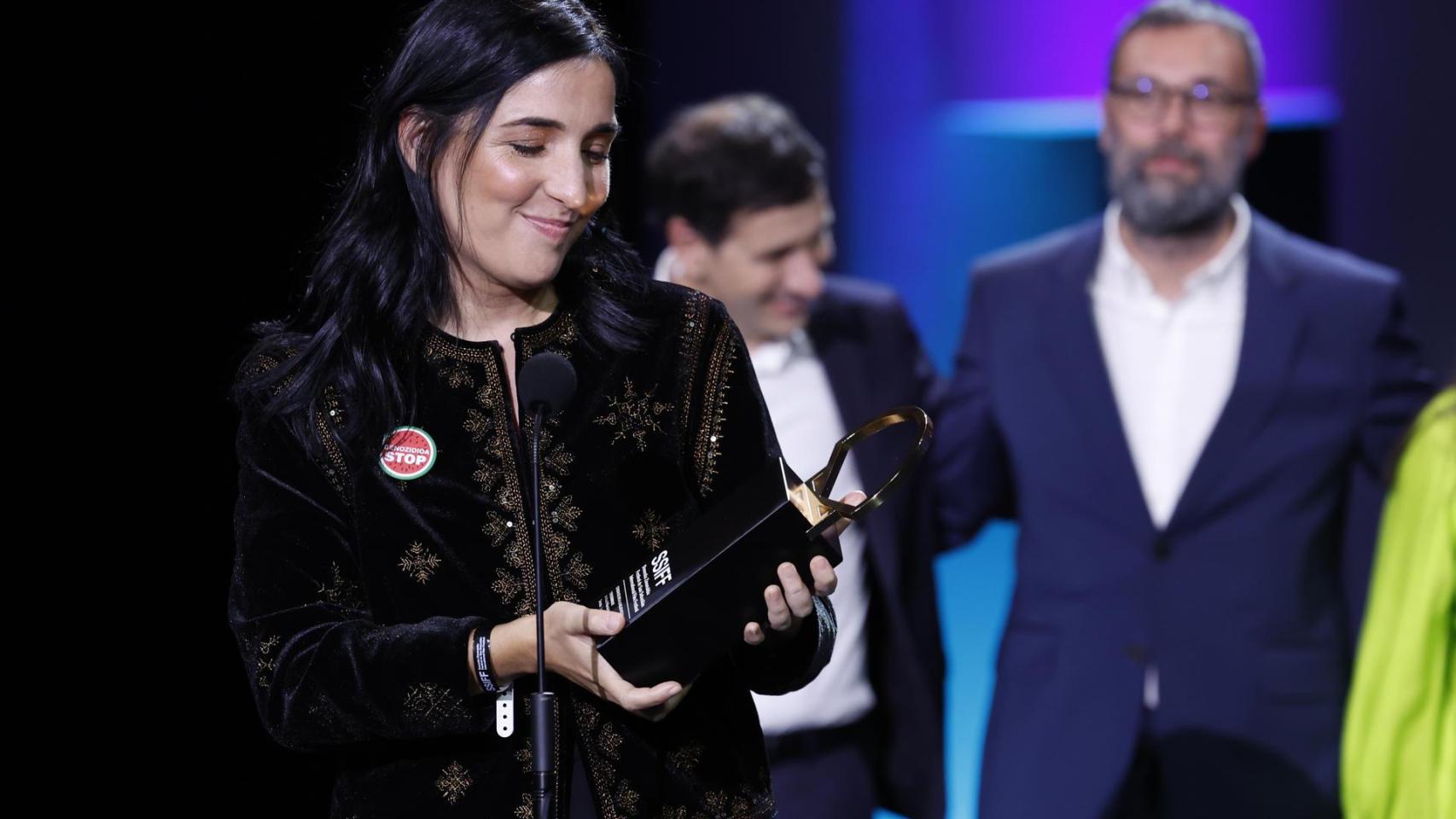 Alauda Ruiz de Azúa recibiendo la Concha de Oro en el Festival de Cine de San Sebastián. Foto: Unanue / Europa Press