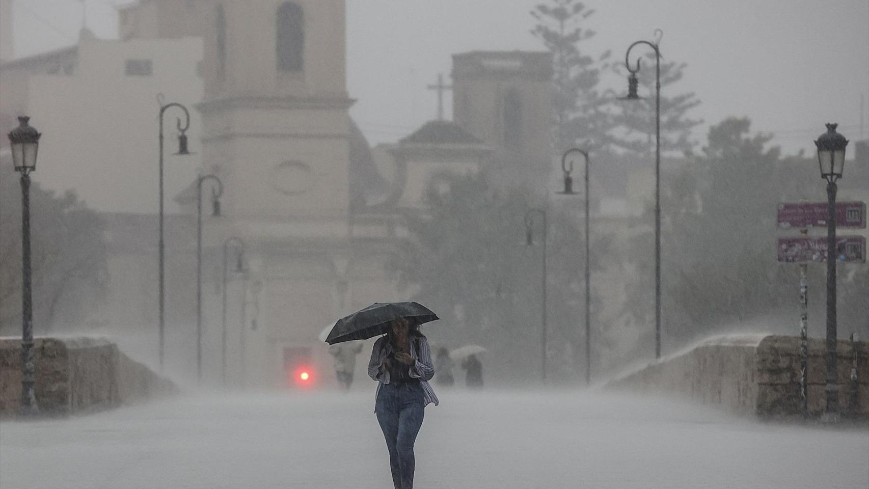 Una persona bajo la lluvia en Valencia.