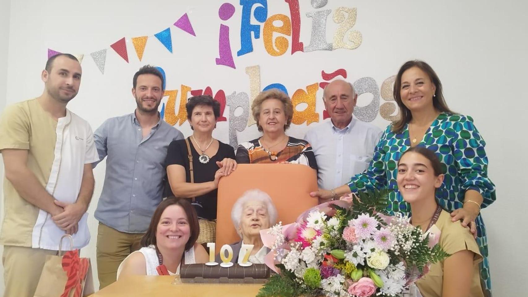 Lola González Varea que, en su cumpleaños número 107, ha recibido la visita de sus familiares