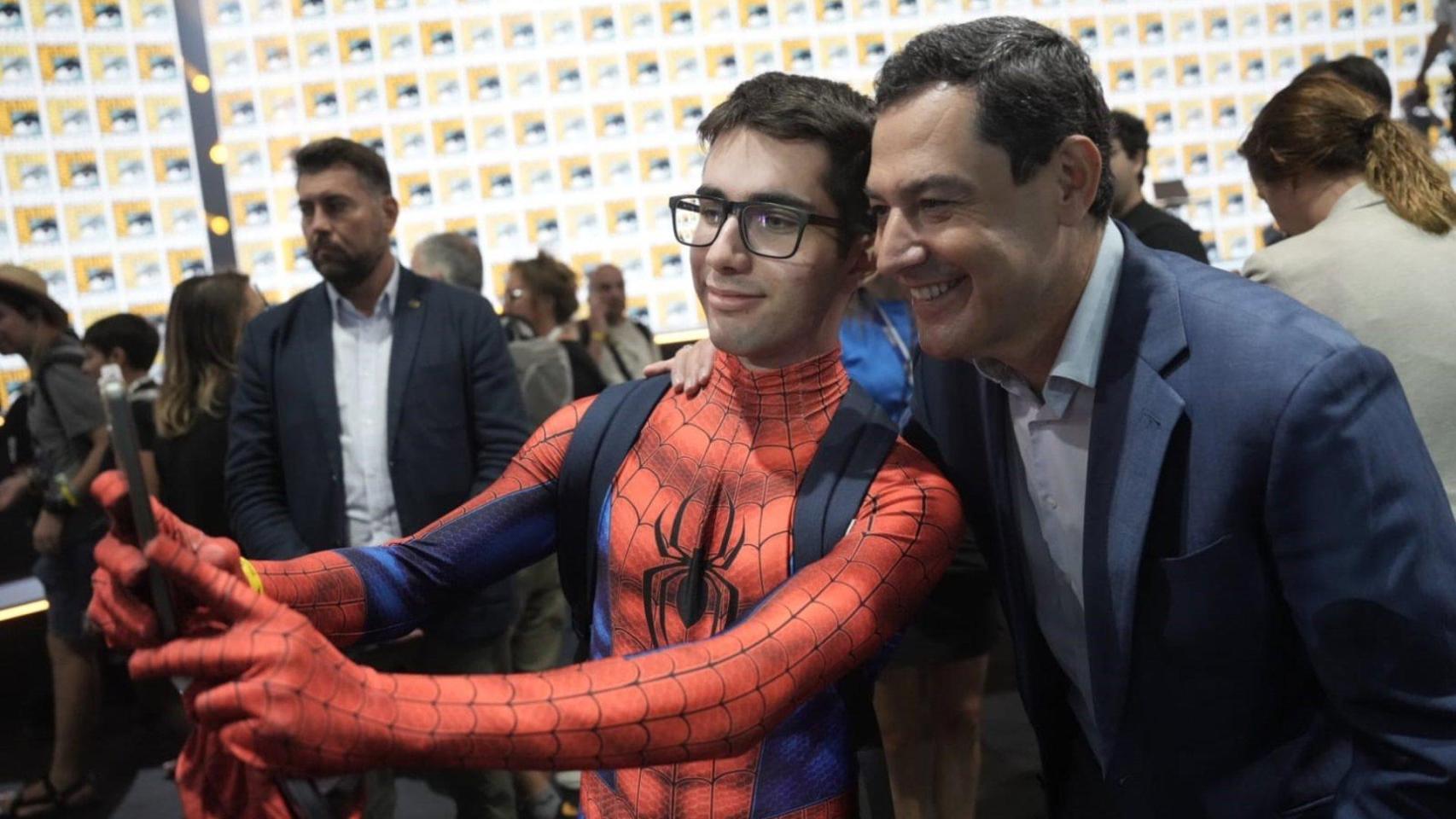 El presidente de la Junta de Andalucía, Juanma Moreno, se fotografía con un asistente a la Comic-Con San Diego, que este domingo se ha clausurado en Málaga.
