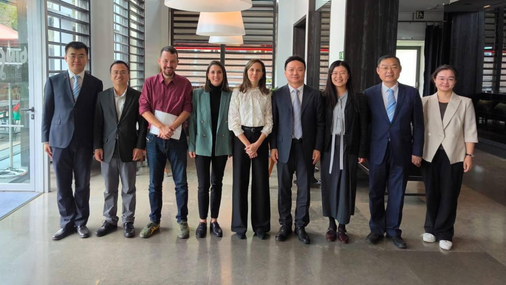 Ione Belarra, Irene Montero y Pablo Iglesias reunidos con representantes del Partido Comunista de China.