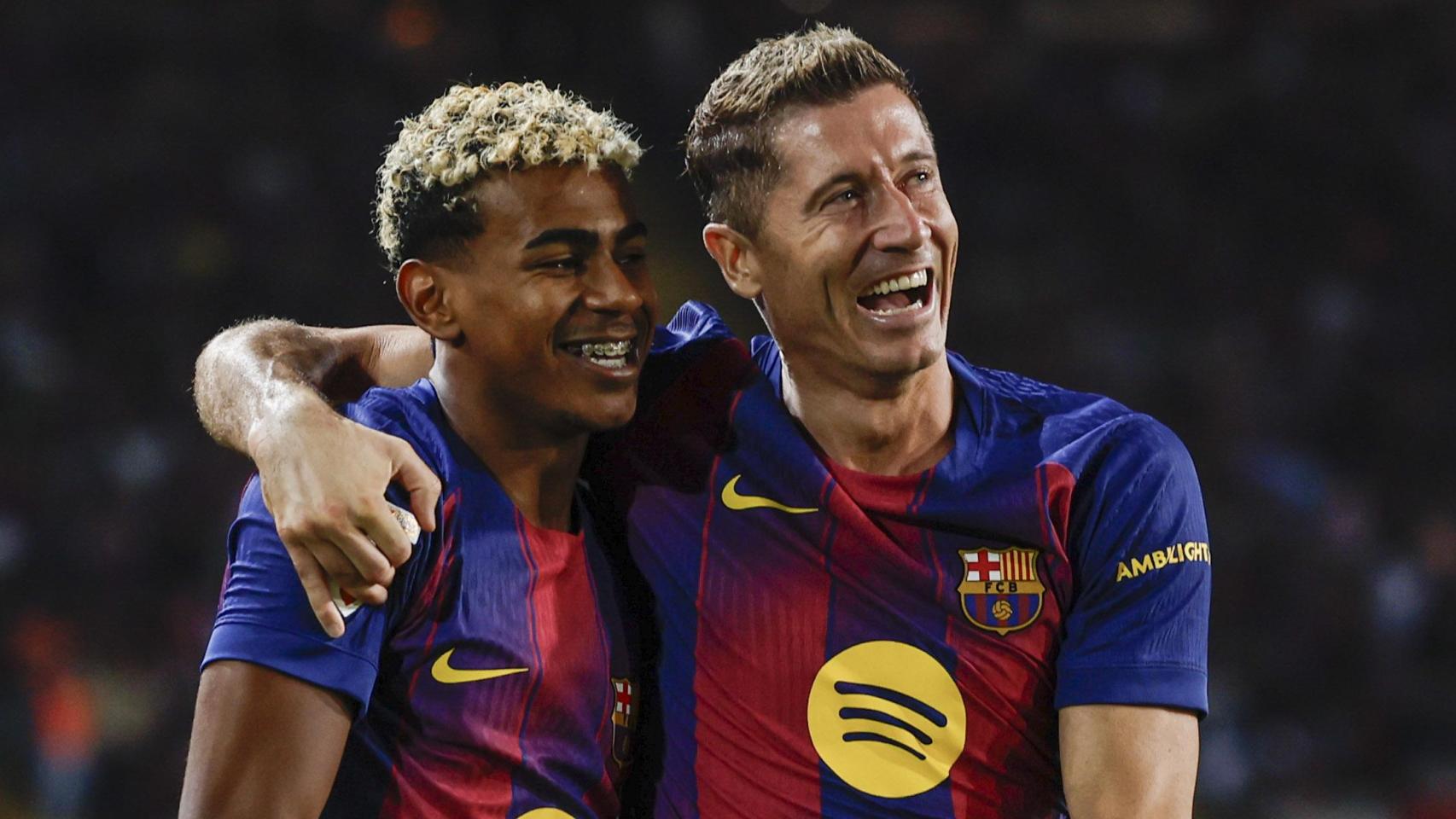 Lamine Yamal se abraza con Lewandowski en el gol ante la Real Sociedad.