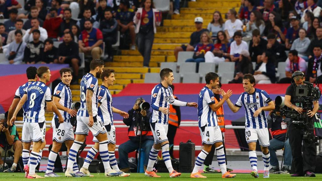 Los jugadores de la Real Sociedad celebran el gol de Odriozola ante el Barça.