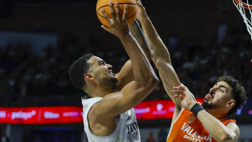Lyles trata de entrar a canasta en el partido ante Valencia Basket.