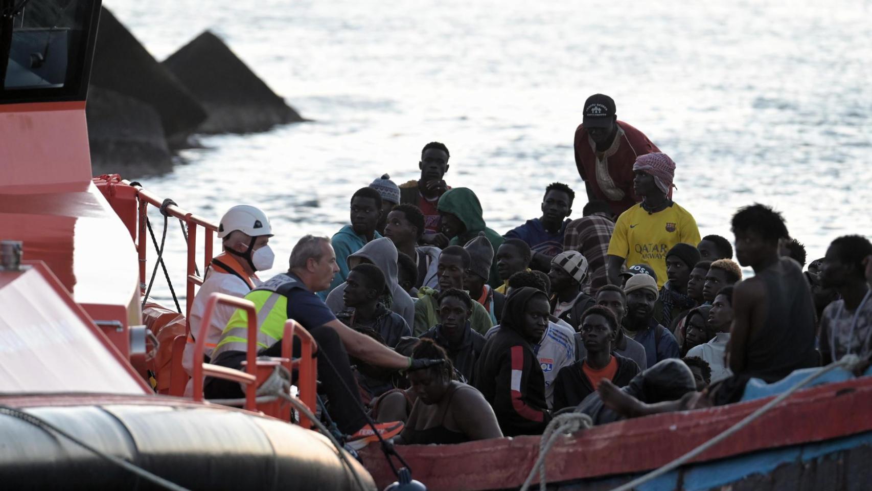 Un cayuco con 198 inmigrantes de origen subsahariano llega al puerto de La Restinga, en El Hierro.