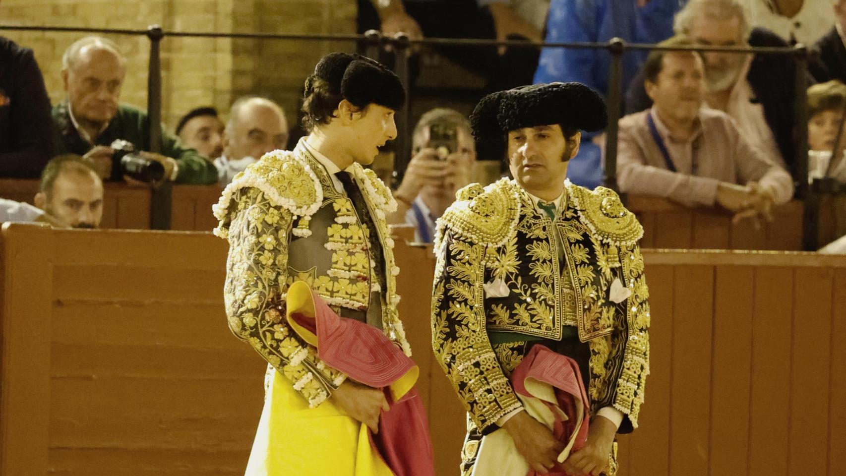 Morante conversa con Roca Rey durante la corrida en la Maestranza de Sevilla.