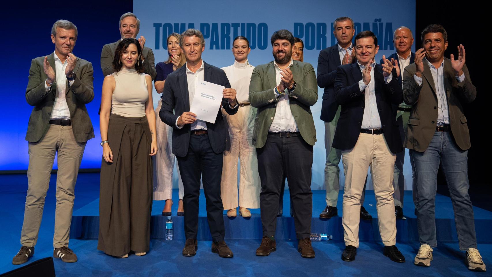 Alberto Núñez Feijóo, presidente del PP. acompañado por los presidentes de las CCAA de su partido, en el acto de clausura del encuentro en Murcia.