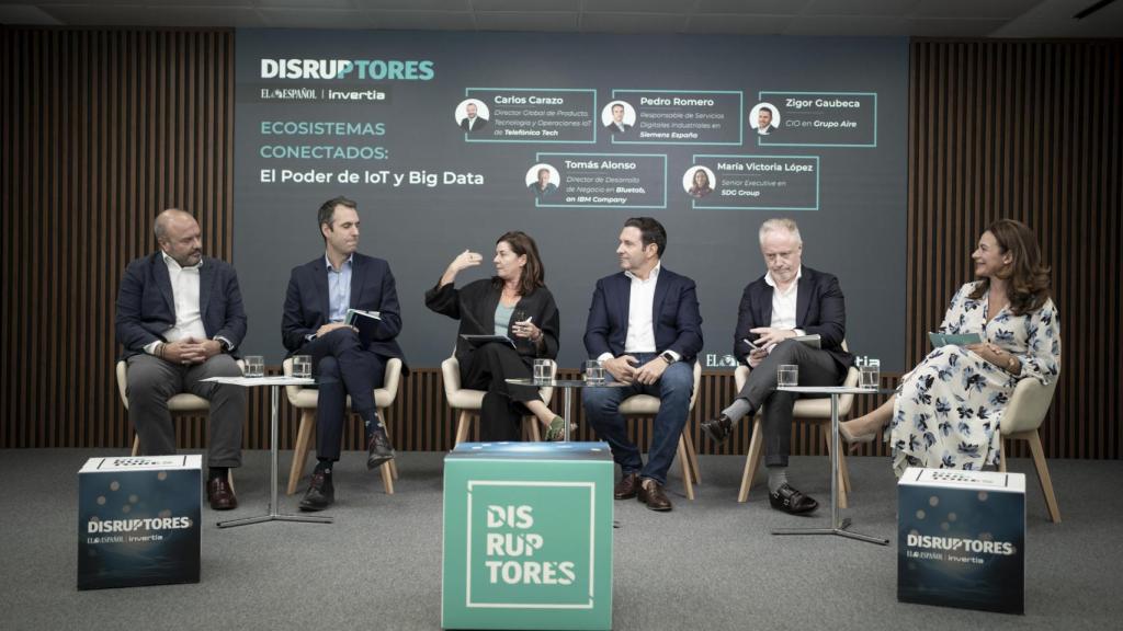 e izquierda a derecha: Carlos Carazo, director Global de Producto, Tecnología y Operaciones IoT de Telefónica Tech; Pedro Romero, responsable de Servicios Digitales Industriales en Siemens España; Mar Carpena, periodista de DISRUPTORES; Zigor Gaubeca, CIO en Grupo Aire; Tomás Alonso, director de Desarrollo de Negocio en Bluetab, an IBM Company y María Victoria López, Senior Executive en SDG Group.