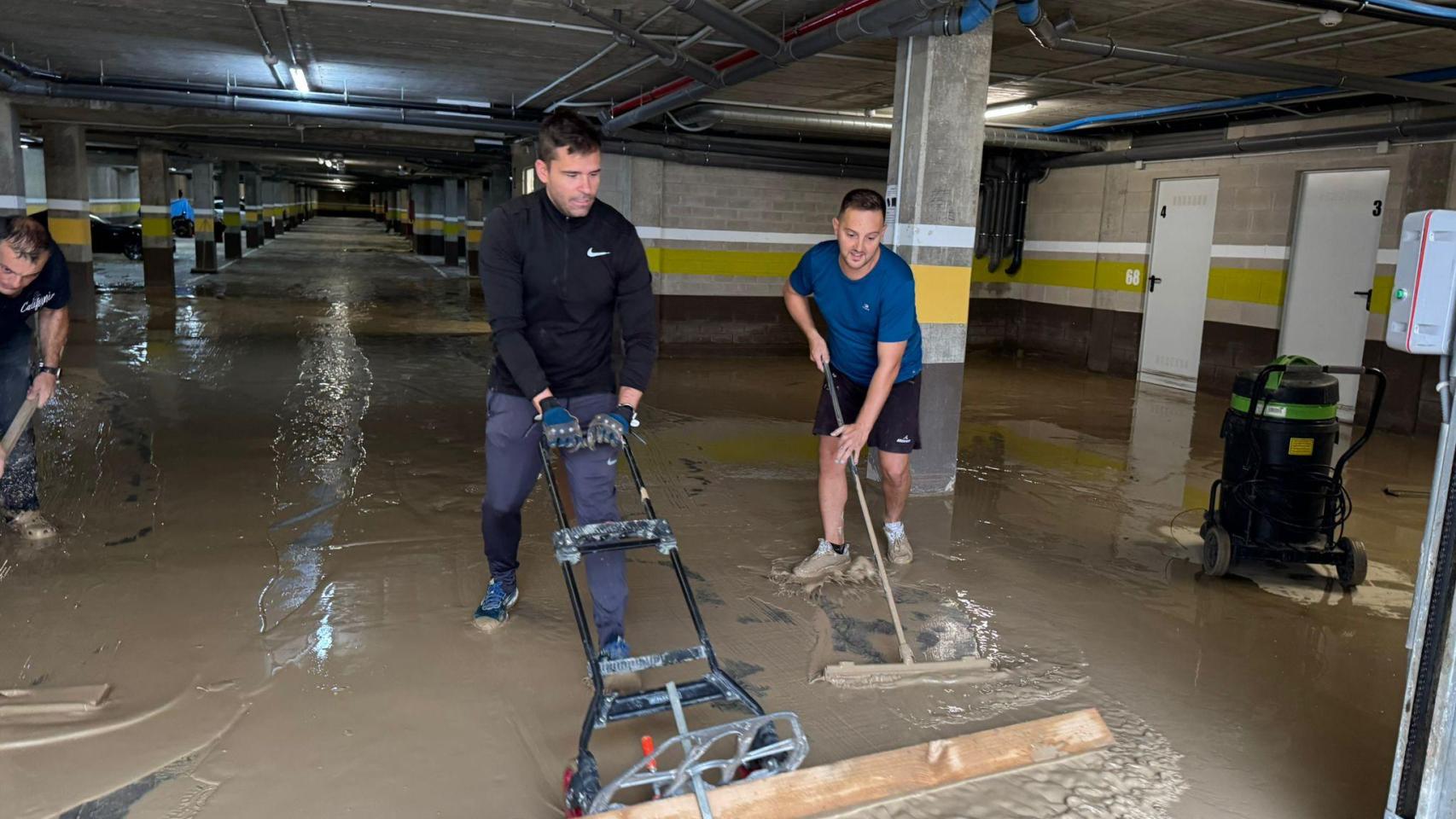 Vecinos achicando agua en Cuarte de Huerva