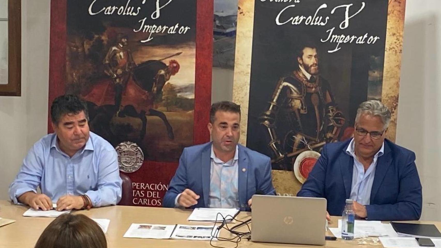 Alberto Sanz, alcalde de Valdestillas, en el centro de la imagen
