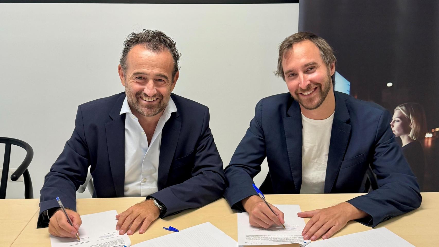 Miguel Sánchez Galindo, director general de DigitalES, y Carlos Mateo Enseñat, presidente de la Asociación Española de Startups, en la firma del acuerdo de colaboración.