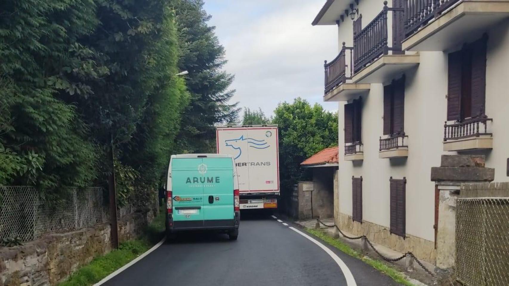 Un camión cae en una cuneta en Bergondo (A Coruña) en un tramo de vía que consideran un punto negro