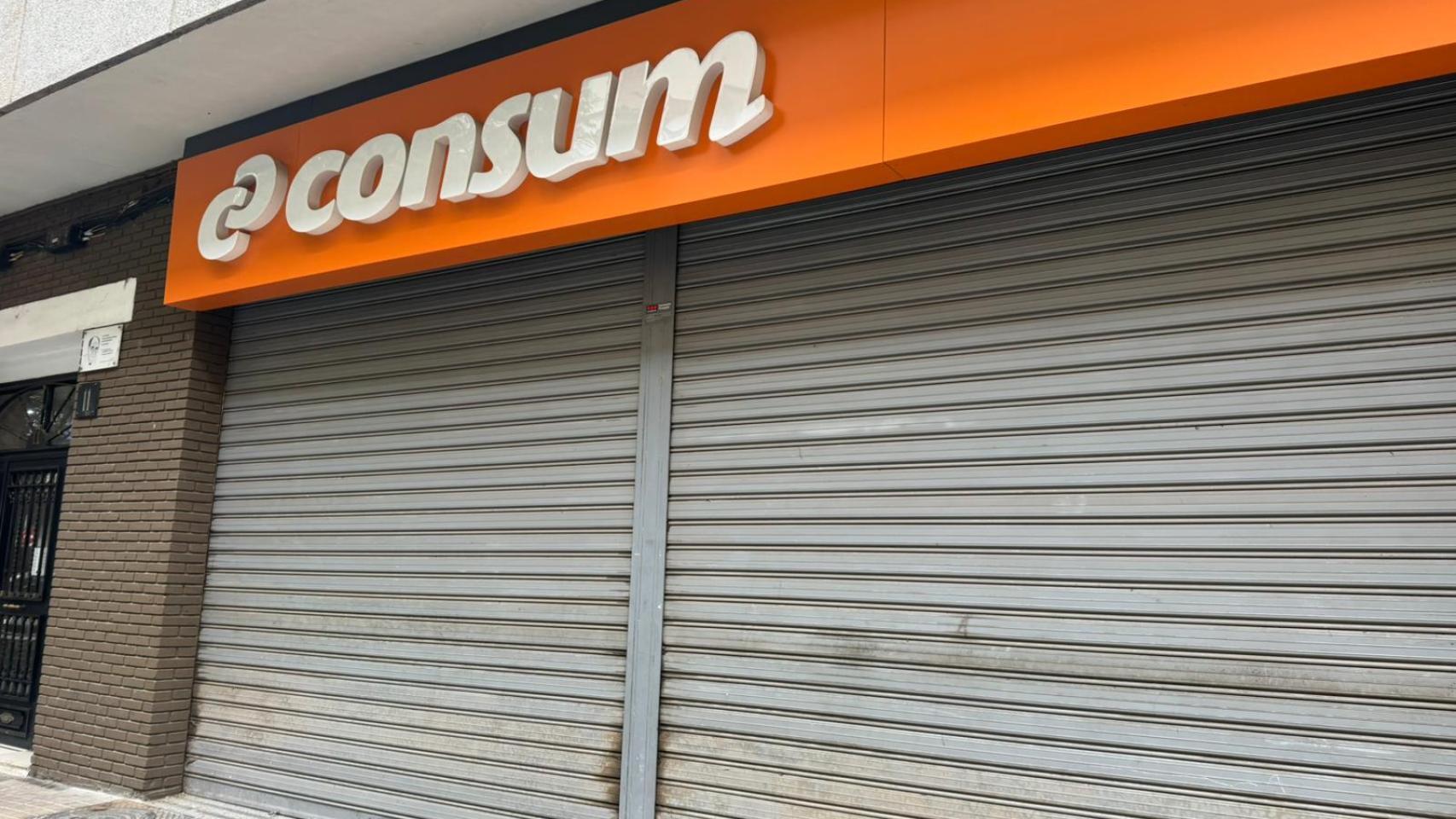 Supermercado Consum cerrado en Valencia este lunes. EE