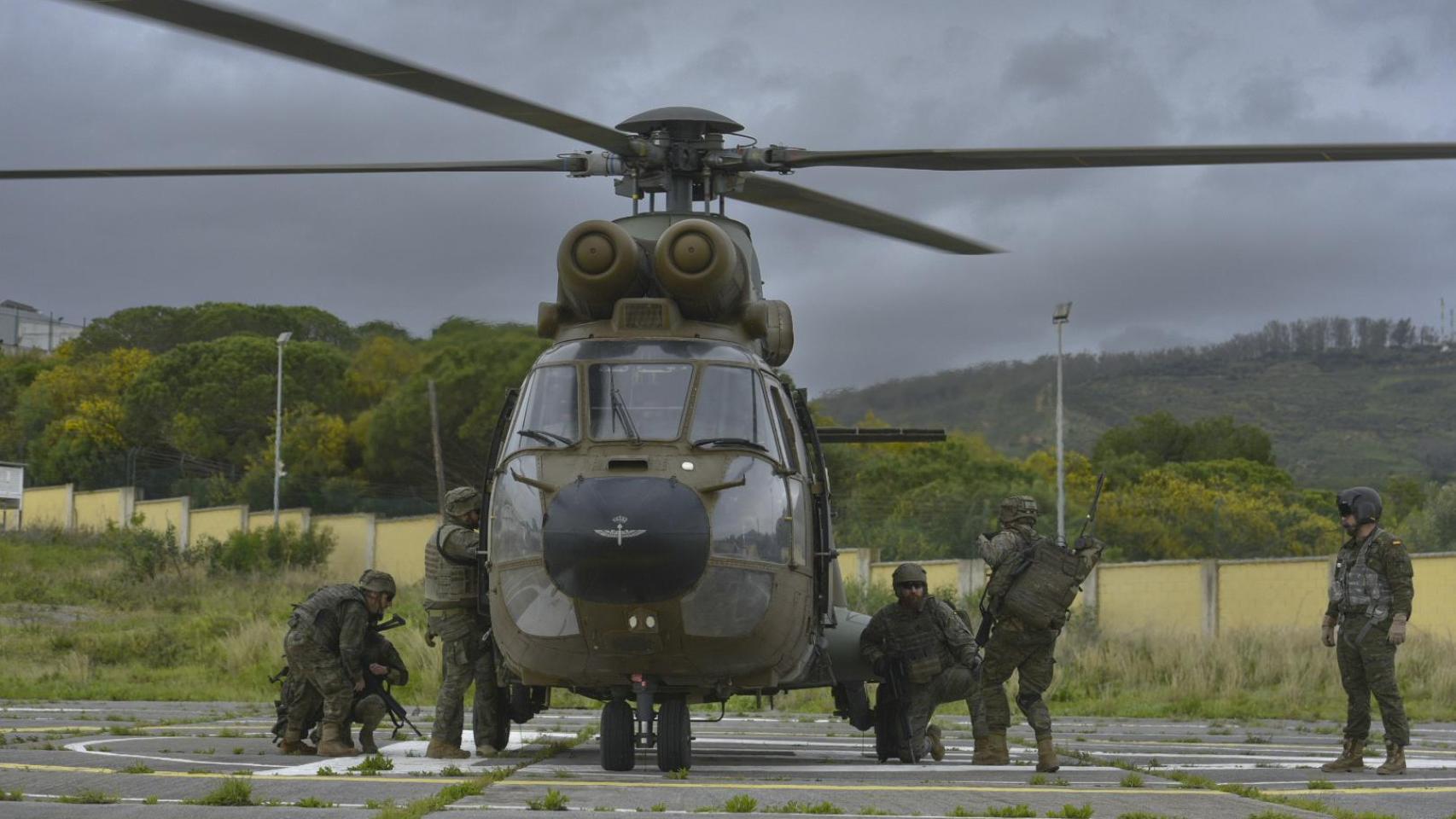 Varios militares se suben a un helicóptero durante un ejercicio, a 21 de marzo de 2024, en Ceuta.