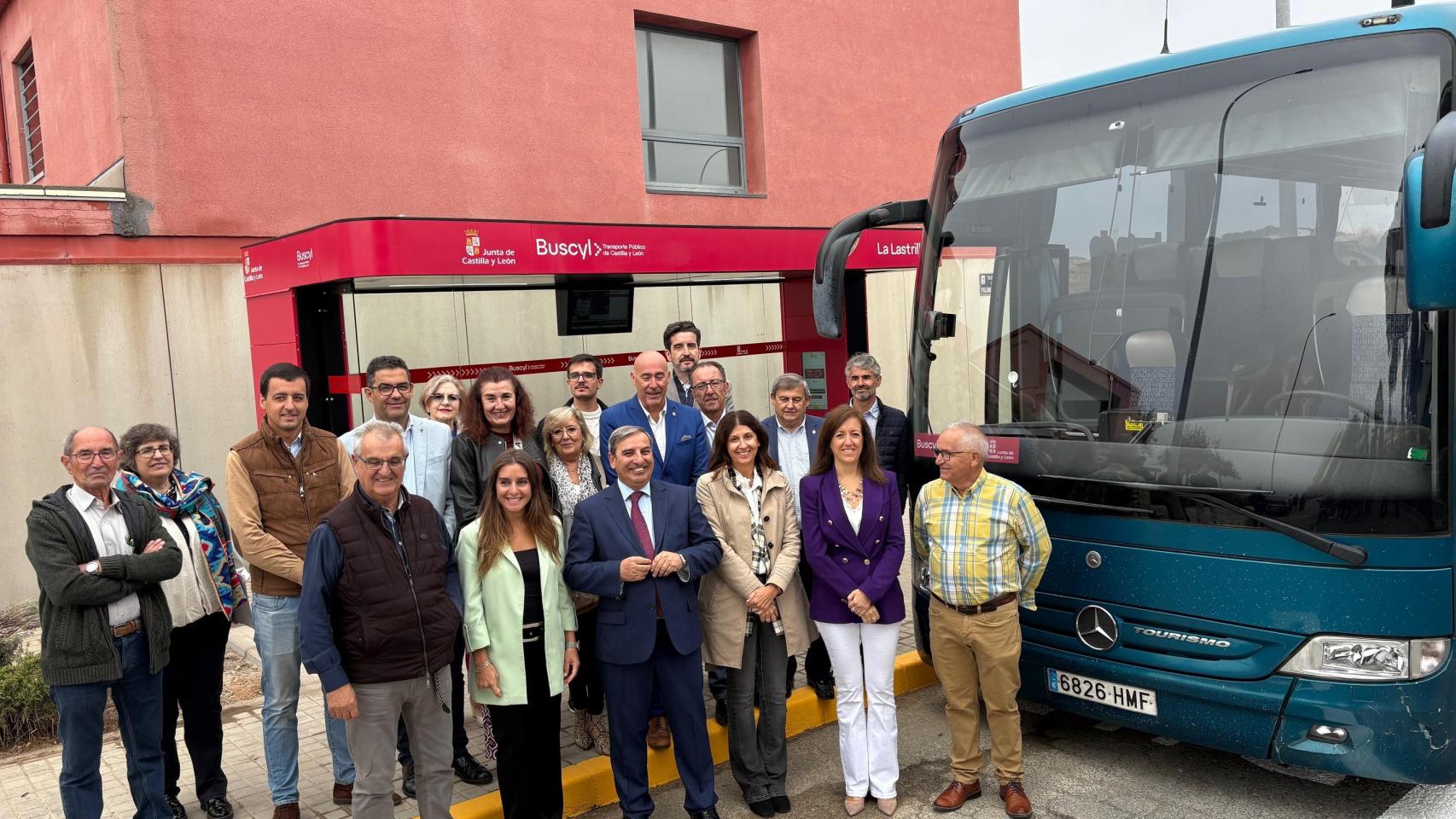 El consejero de Movilidad y Transformación Digital, José Luis Sanz Merino, presenta en La Lastrilla, Segovia, una de las 120 marquesinas que forman parte de la implantación del Sistema de Transporte Inteligente.